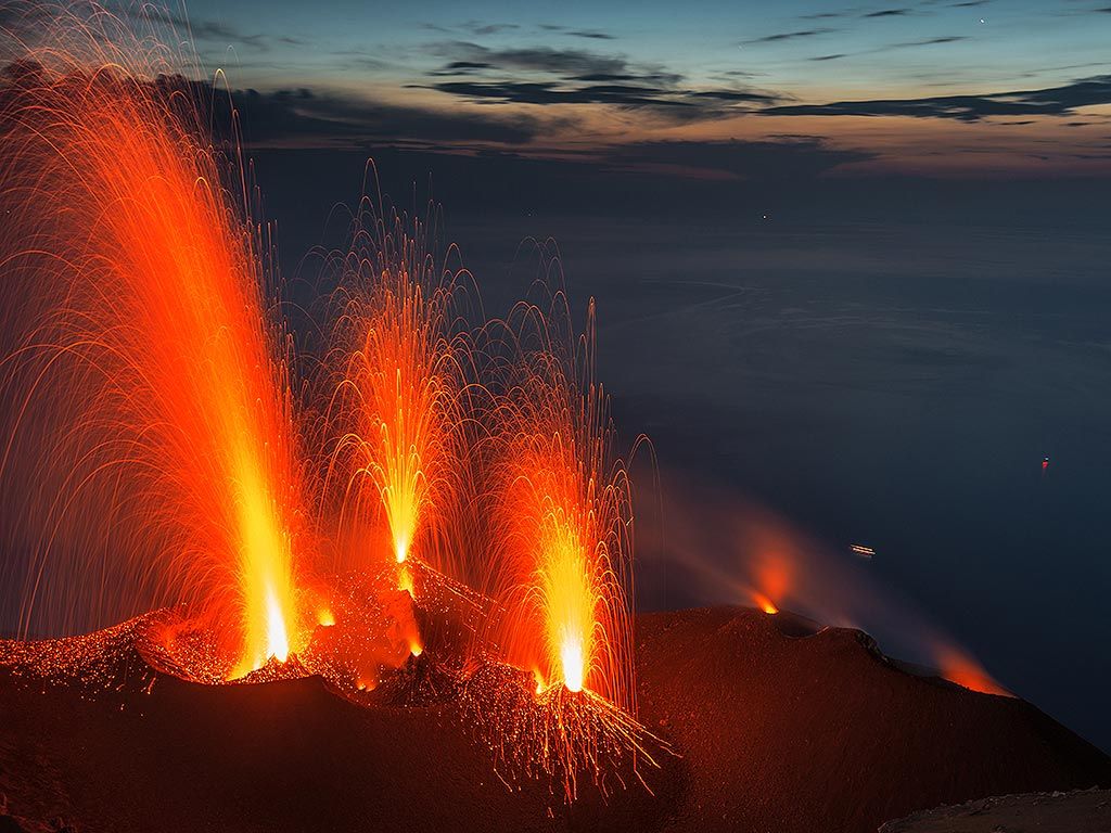 Вулкан дискавери. Стромболианский Тип вулканов. Стромболи вулкан. Стромболи вулкан лава. Гавайский Тип извержения вулкана.